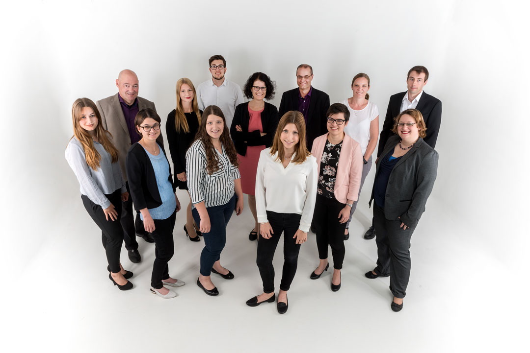 Eine Gruppe von Menschen aus leichter Vogelperspektive fotografiert.