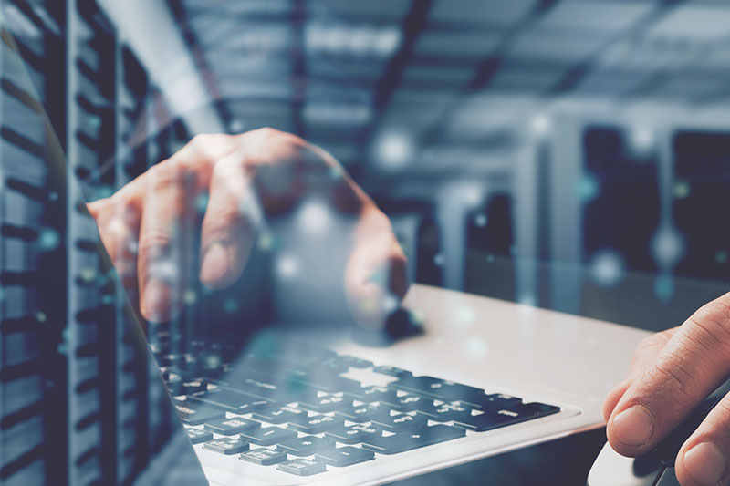 Ein Laptop befindet sich im Serverraum 