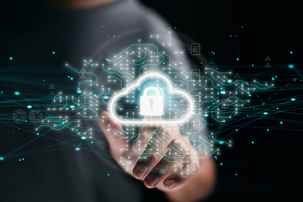 Látsz egy felhőt, amelyben egy zár látható, egy férfi megkocogtatja az ujjával.