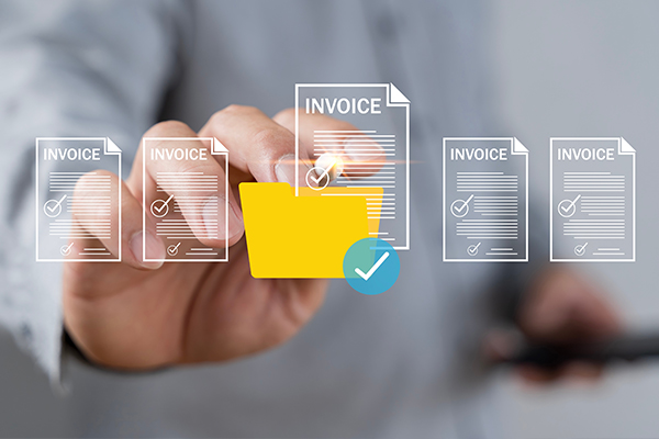 Lát egy női kezet, előtte 5 bankjegyet.