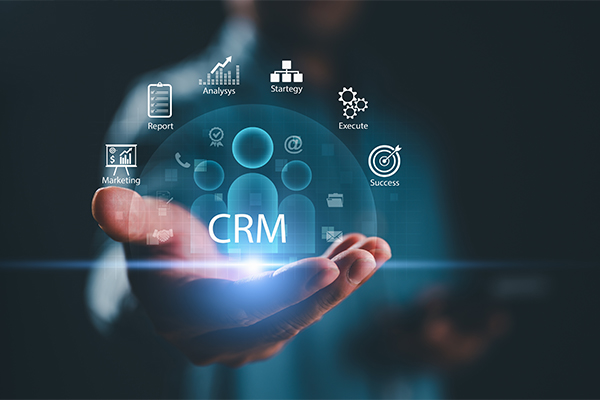 A képen egy nyitott kéz látható, amelyben egy labda lebeg, benne és körülötte különböző ikonokkal.