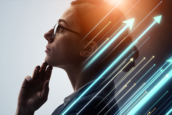 Egy szemüveges nő látható, amint elgondolkodva néz a levegőbe, ujjai az állát érintik. Az előtérben több nyílvessző látható.