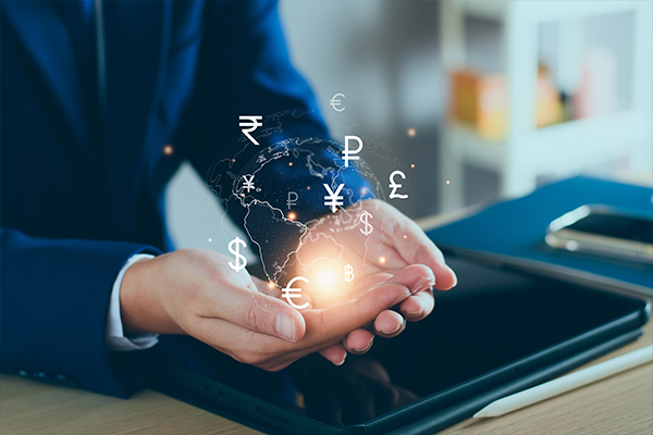 Különböző szimbólumok és országok tükröződnek az ember kezében.