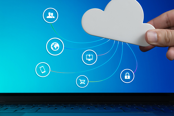 A képen egy felhőt tartó férfi kéz látható, amelyről különböző ikonok lógnak le egy madzagon.