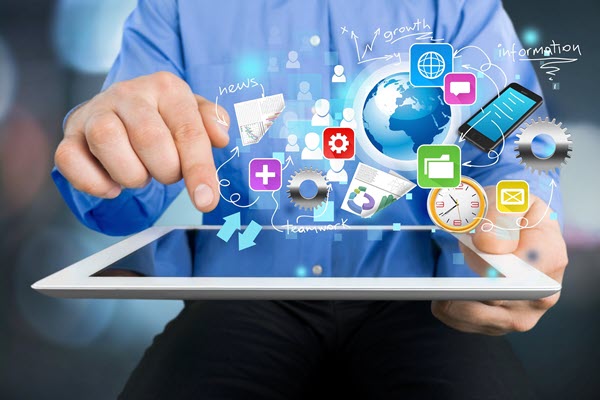 Egy férfi egyik kezével egy táblagépet tart, a másikkal pedig koppintgat rajta. Néhány ikon lebeg felette.