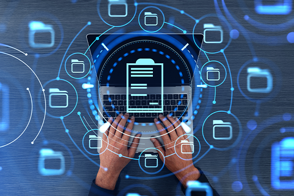 Egy laptopon gépelő kezet látsz, előtte ikonok lebegnek a levegőben.