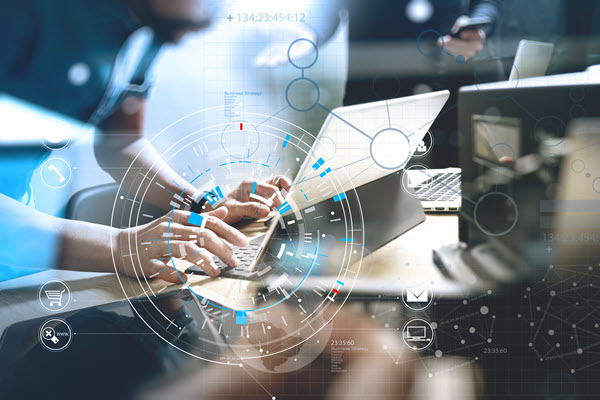 A képen egy női kéz gépel egy laptop billentyűzetén, miközben ikonok lebegnek a levegőben.